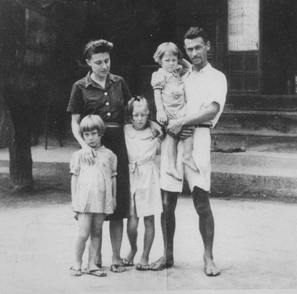 Giappone 1945- Fosco maraini e topazia alliata con le figlie yuki, dacia e toni dopo la liberazione del campo di concentramento